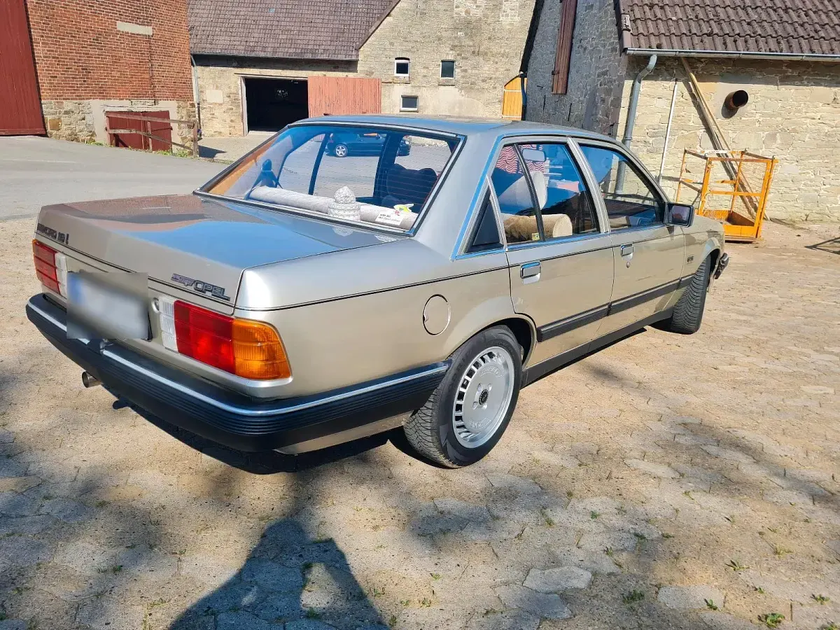 Gebraucht Opel Rekord 100 PS (73 kW) 1986 Gold Limousine