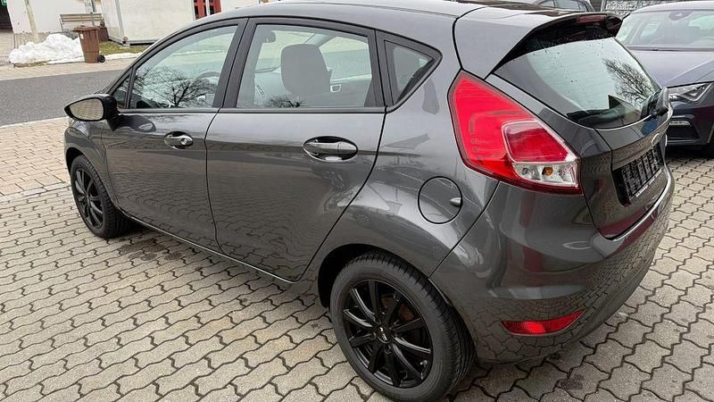 Gebraucht Ford Fiesta Trend 82 PS (60 kW) 2016 Grau Limousine
