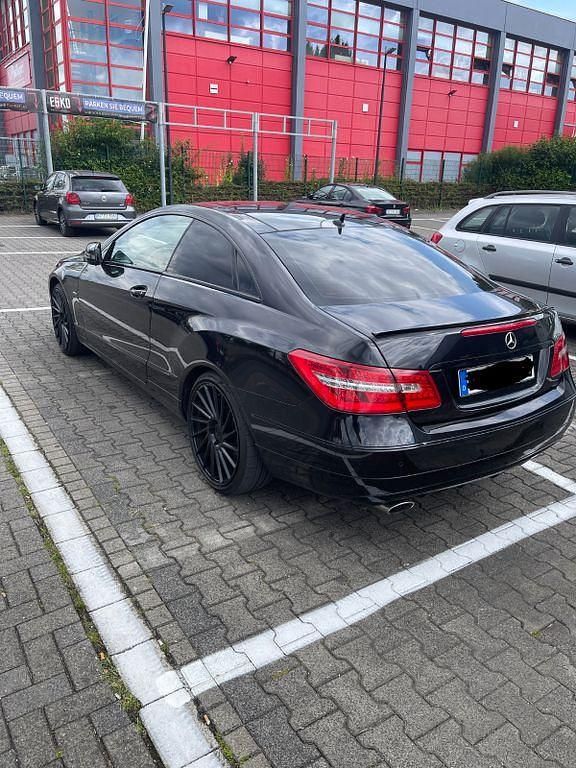 Schwarz Gebraucht 2011 Mercedes E220 Coupé | 7.500 € (Fairer Preis) - Bild 1/4