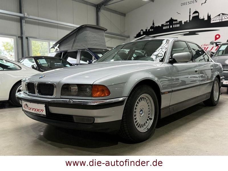 Silber Gebraucht 1996 BMW 750 Limousine | 34.999 € - Bild 1/4
