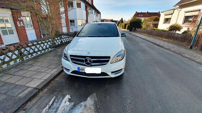 Weiß Gebraucht 2014 Mercedes B180 Van / Kleinbus | 7.500 € (Guter Preis) - Bild 1/4