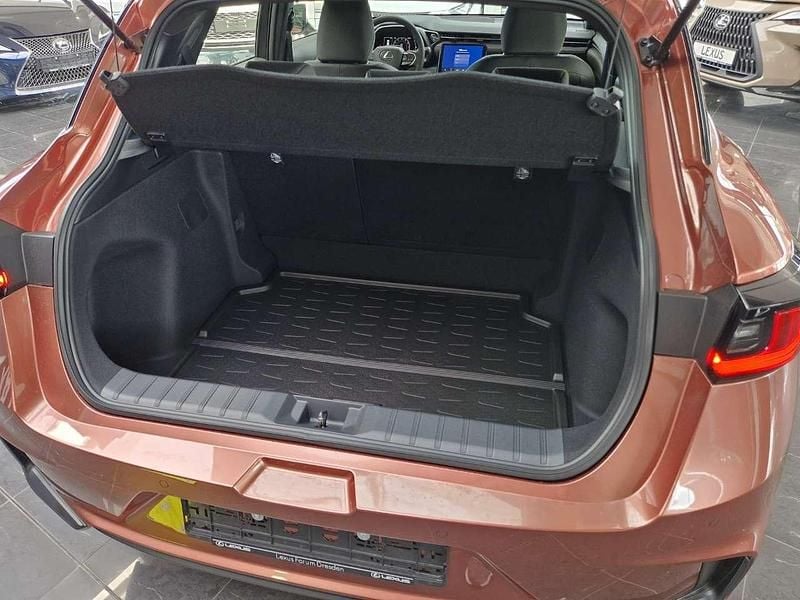 Neu Lexus LBX 136 PS (100 kW) 2025 Kupferrot SUV