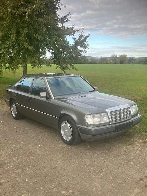 Grau Gebraucht 1990 Mercedes 300 Limousine | 10.500 € - Bild 1/4