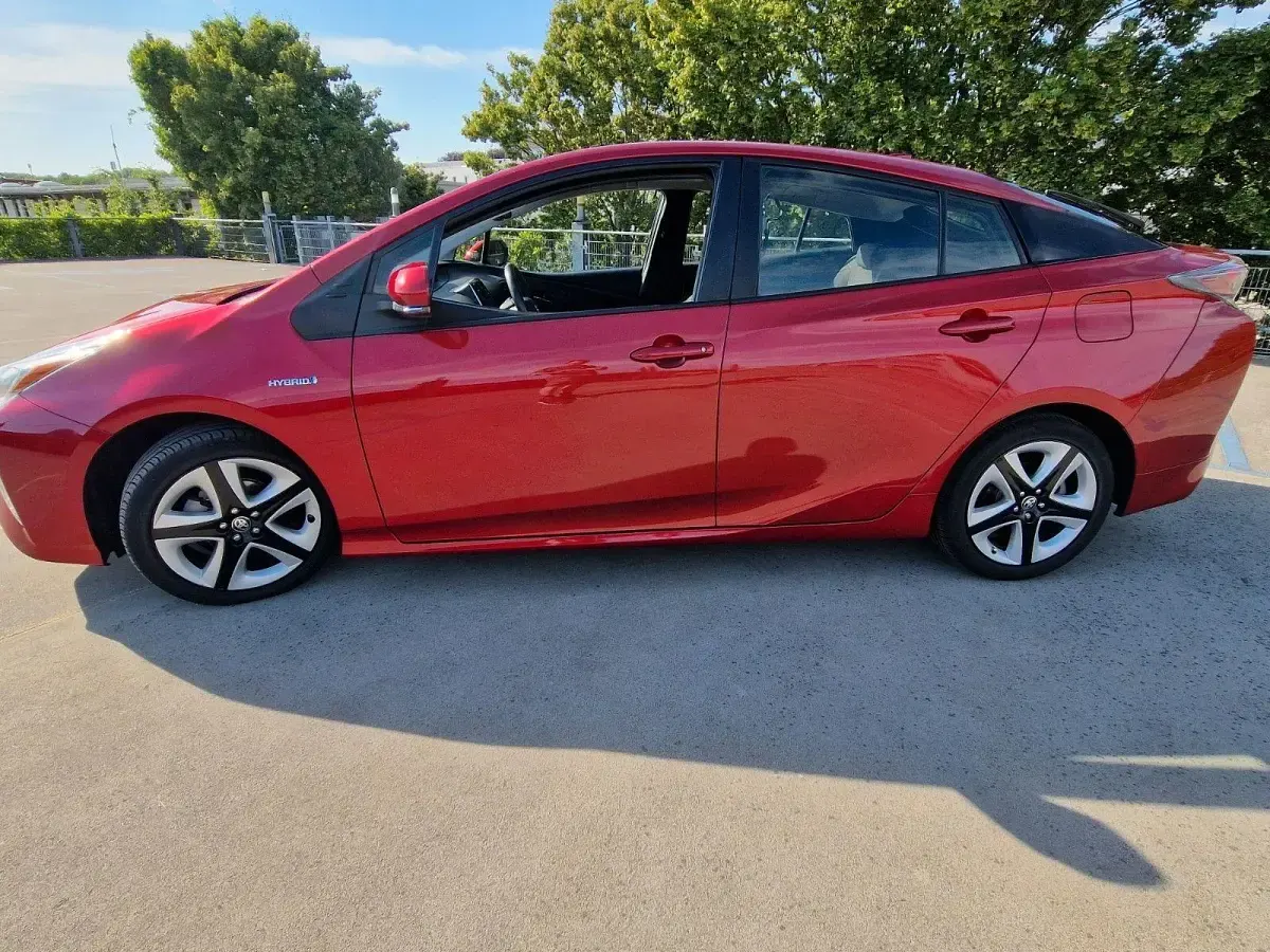 Gebraucht Toyota Prius Comfort 122 PS (89 kW) 2018 Rot Kleinwagen