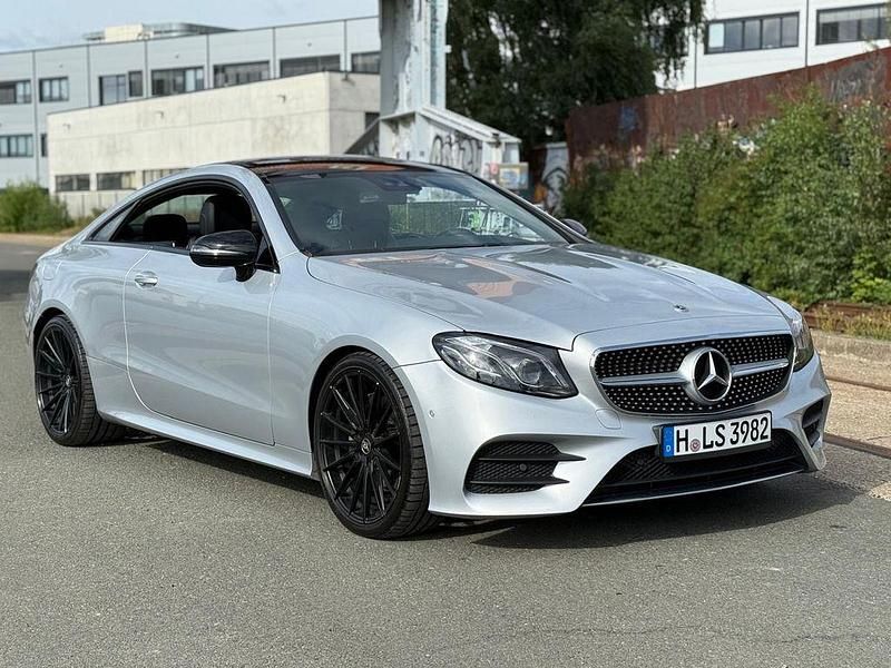 Silber Gebraucht 2017 Mercedes E200 AMG line Coupé | 26.800 € (Fairer Preis) - Bild 1/4