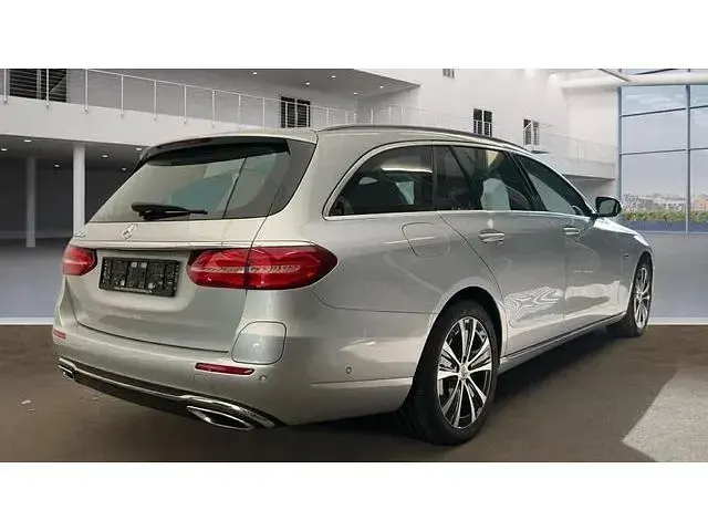 Gebraucht Mercedes E300 Avantgarde 306 PS (225 kW) 2019 Iridiumsilber  metalliclack Kombi