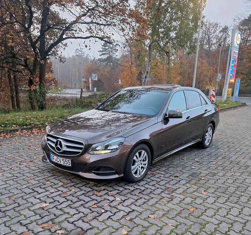 Braun Gebraucht 2013 Mercedes 190 Limousine | 13.900 € - Bild 1/4