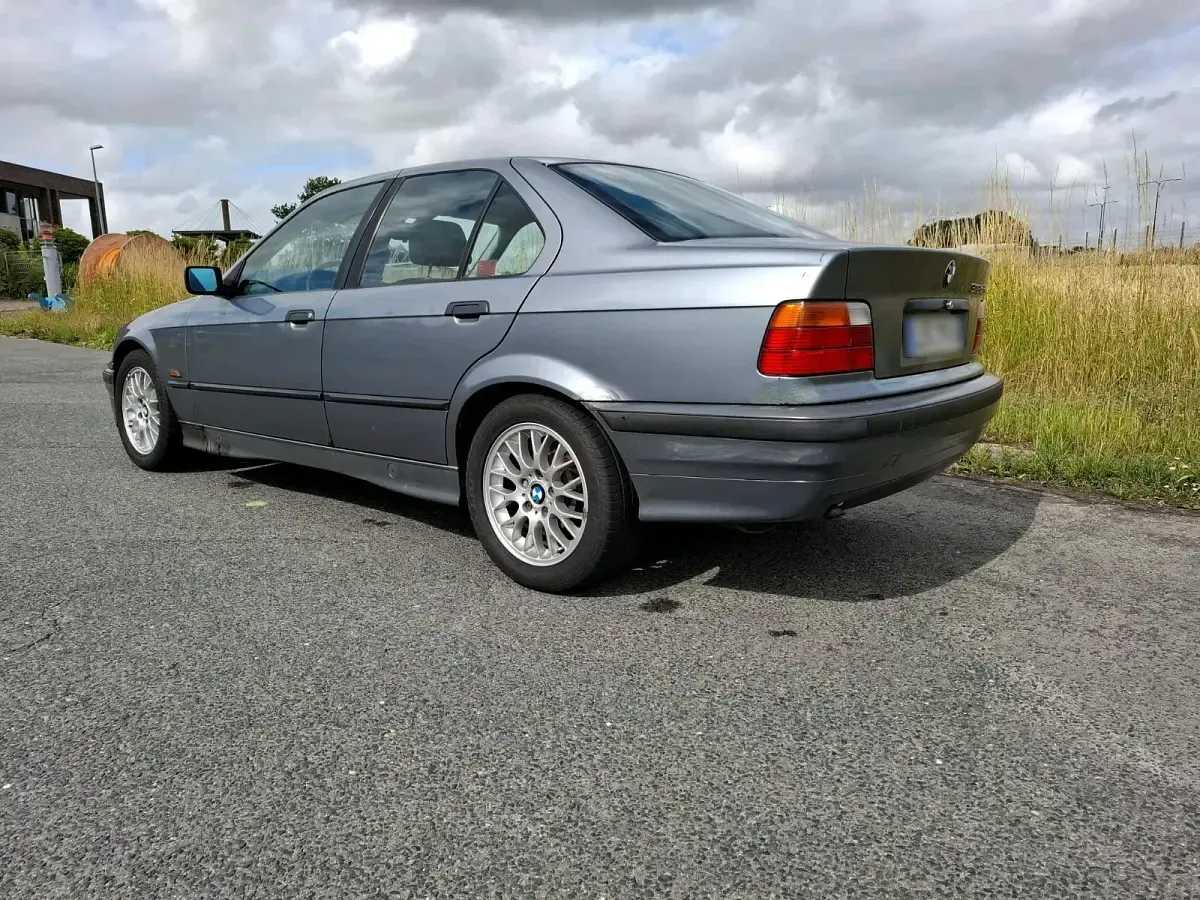 Gebraucht BMW 318 90 PS (66 kW) 1995 Silber Limousine