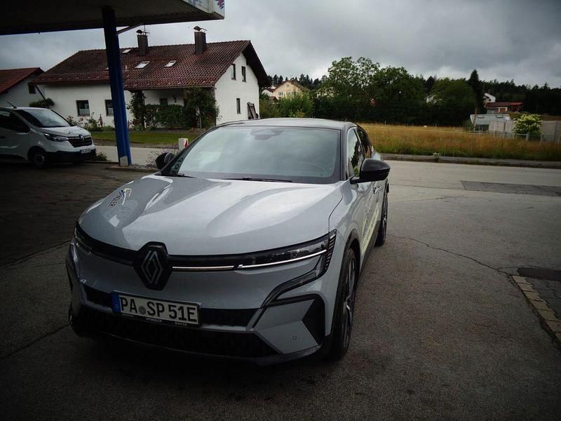 Grau Gebraucht 2022 Renault Megane E-Tech Techno Limousine | 24.900 € (Fairer Preis) - Bild 1/4