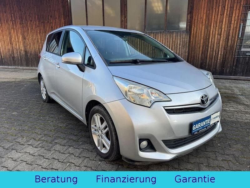 Silber Gebraucht 2012 Toyota Verso-S Club Van / Kleinbus | 8.499 € (Fairer Preis) - Bild 1/4