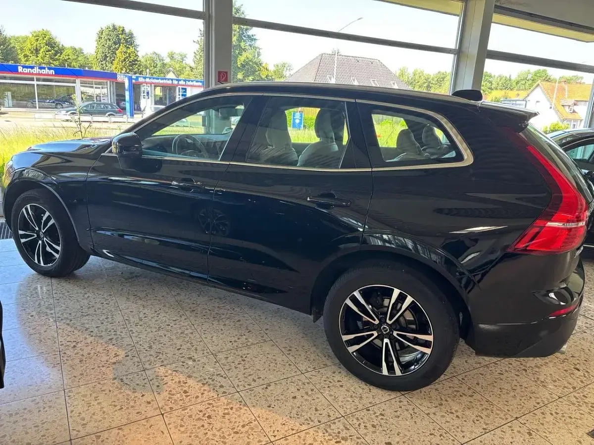 Gebraucht Volvo XC60 Momentum 190 PS (139 kW) 2019 Black solid "stone" / solid SUV