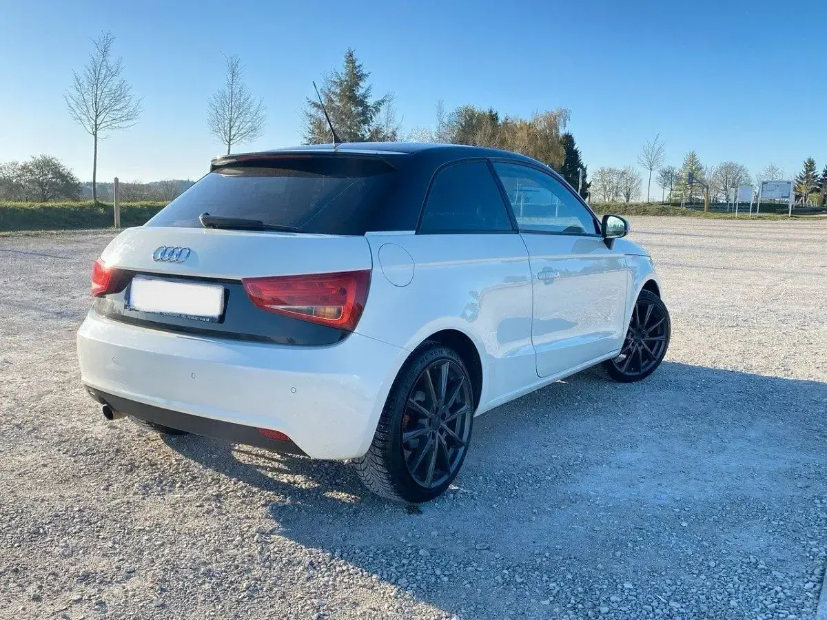 Używany Audi A1 Attraction 86 KM (63 kW) 2011 Biały Hatchback