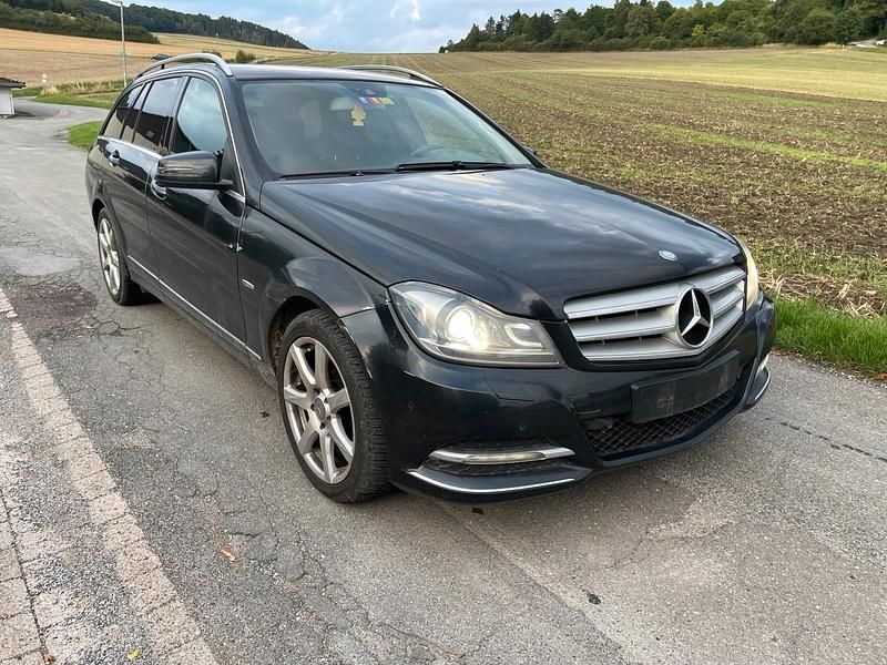 Schwarz Gebraucht 2011 Mercedes 220 Avantgarde Kombi | 5.500 € - Bild 1/4
