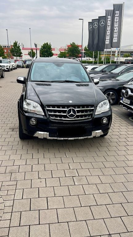 Schwarz Gebraucht 2009 Mercedes ML63 AMG AMG SUV | 22.500 € (Fairer Preis) - Bild 1/4