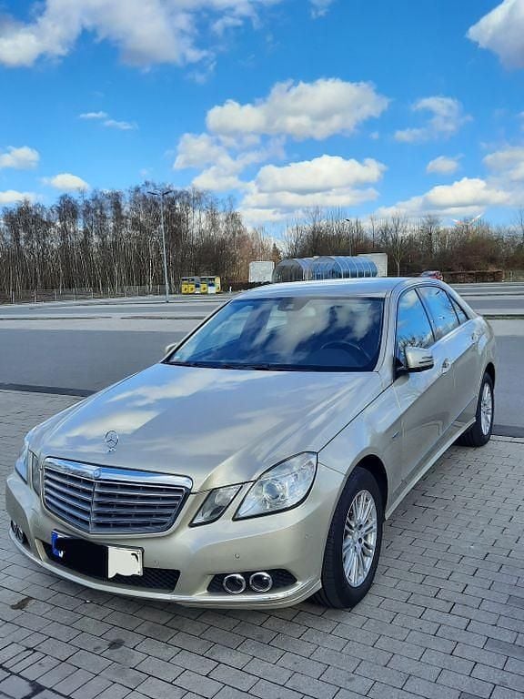 Gebraucht Mercedes E200 Elegance 184 PS (135 kW) 2010 Andere farben Limousine