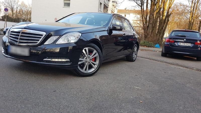 Schwarz Gebraucht 2012 Mercedes E220 Limousine | 13.399 € (Fairer Preis) - Bild 1/4