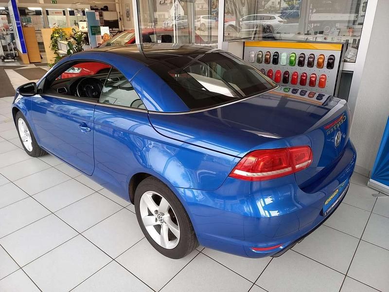 Gebraucht VW Eos Basis 160 PS (117 kW) 2013 Rising blue metallic Cabrio