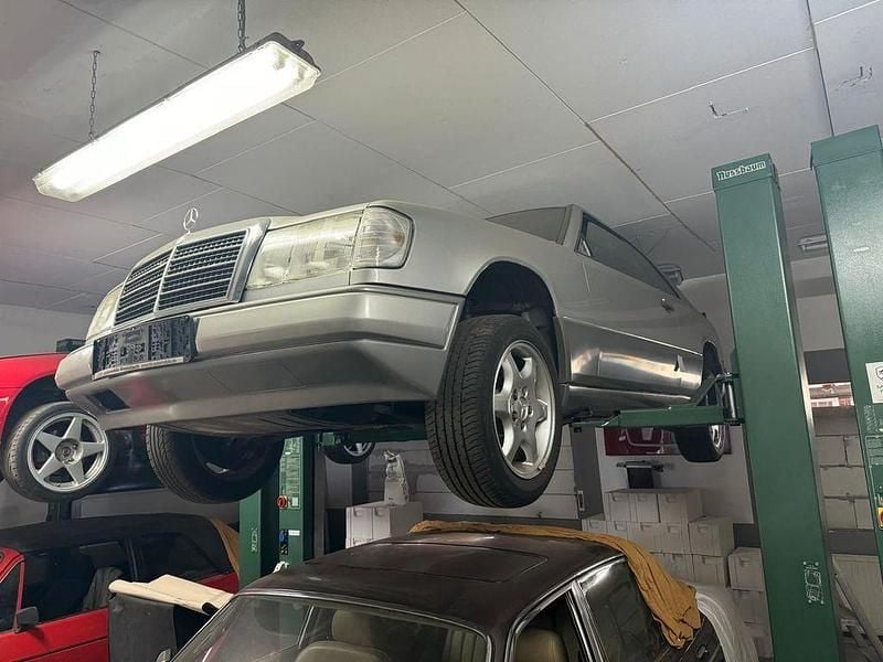 Silber Gebraucht 1989 Mercedes 230 Coupé | 5.500 € - Bild 1/4