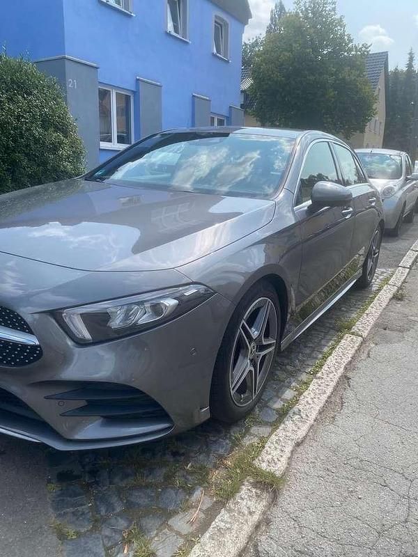 Grau Gebraucht 2021 Mercedes A180 AMG line Limousine | 24.999 € (Guter Preis) - Bild 1/4
