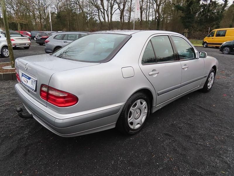 Second-hand Mercedes E200 116 CP (85 kW) 2000 Argintiu Berlinǎ