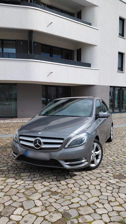 Gebraucht Mercedes B200 136 PS (100 kW) 2013 Grau Van / Kleinbus