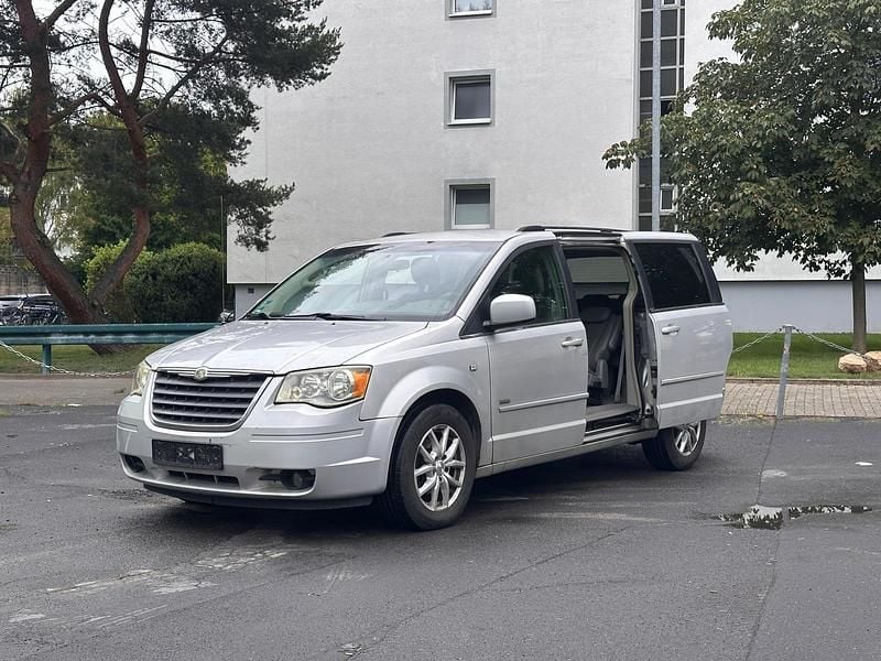 Silber Gebraucht 2008 Chrysler Town & Country Van / Kleinbus | 5.799 € - Bild 1/4