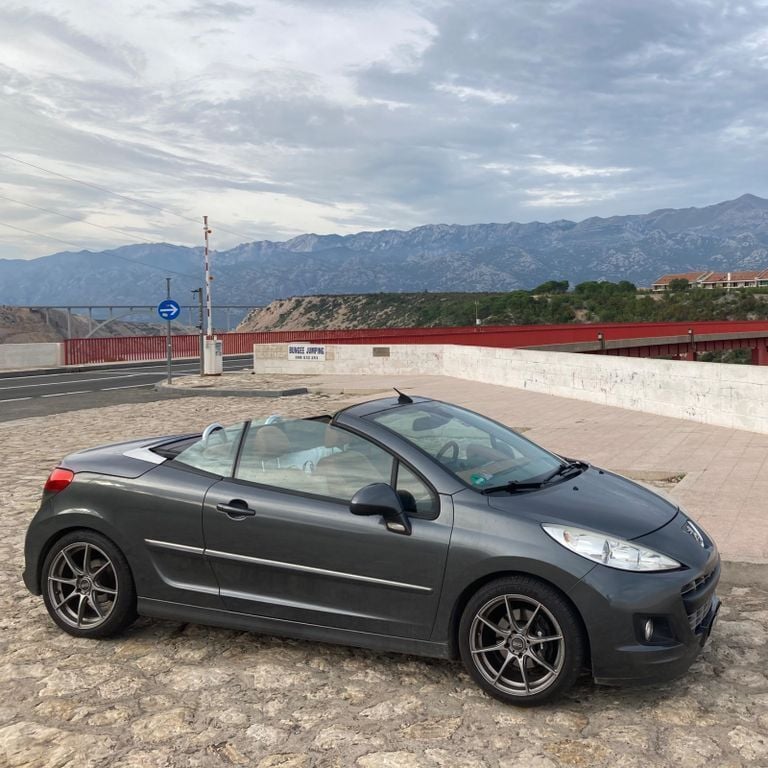 Grau Gebraucht 2011 Peugeot 207 CC Platinum Cabrio | 5.400 € (Teuer) - Bild 1/3