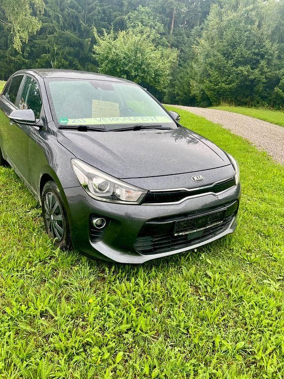 Grau Gebraucht 2017 Kia Rio Spirit Limousine | 8.999 € (Superpreis) - Bild 1/4