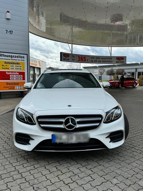 Weiß Gebraucht 2017 Mercedes E220 Kombi | 20.499 € - Bild 1/4