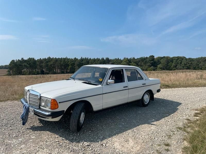 Weiß Gebraucht 1981 Mercedes 200 Limousine | 8.900 € - Bild 1/4