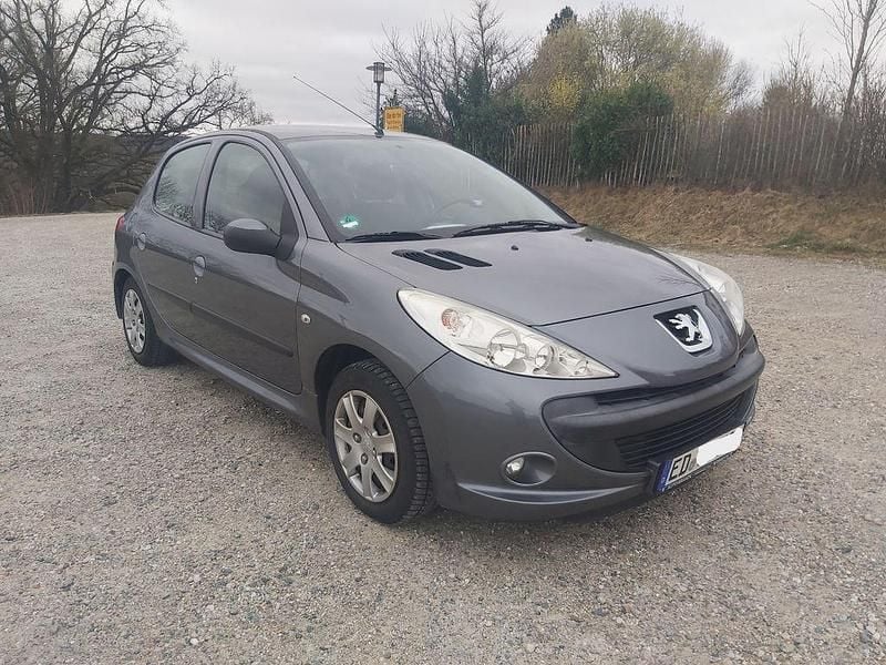 Gebraucht Peugeot 206+ 73 PS (53 kW) 2011 Grau Kleinwagen