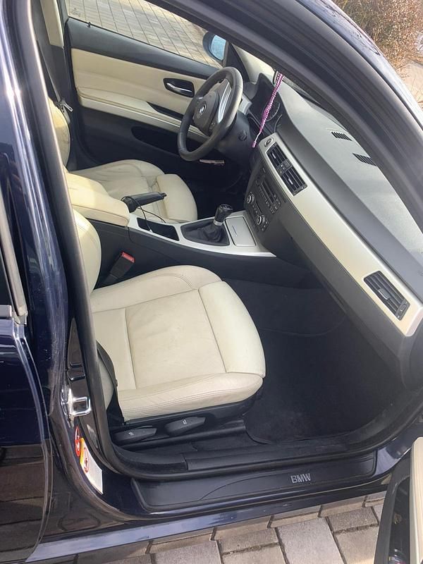 Gebraucht BMW 320 177 PS (130 kW) 2007 Blau Kombi