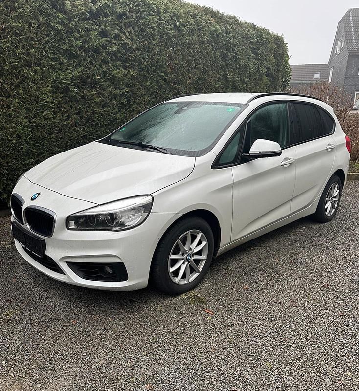Weiß Gebraucht 2017 BMW 220 Active Tourer Advantage Van / Kleinbus | 10.990 € - Bild 1/4