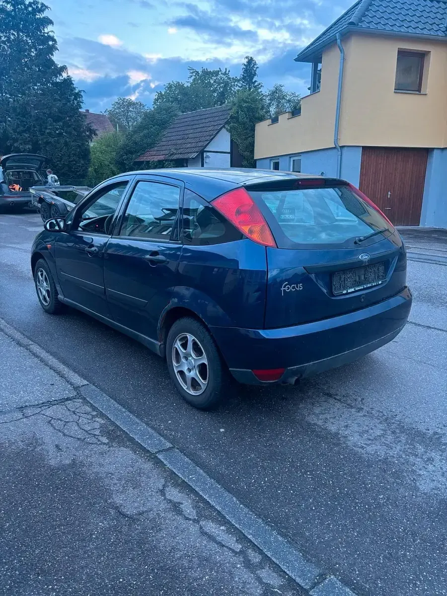 Gebraucht Ford Focus 101 PS (74 kW) 2002 Blau Kleinwagen