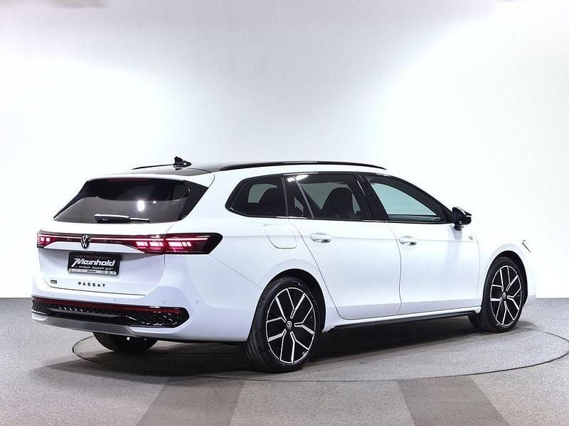 Gebraucht VW Passat R-line 150 PS (110 kW) 2024 Pure white/grenadillschwarz me Kombi