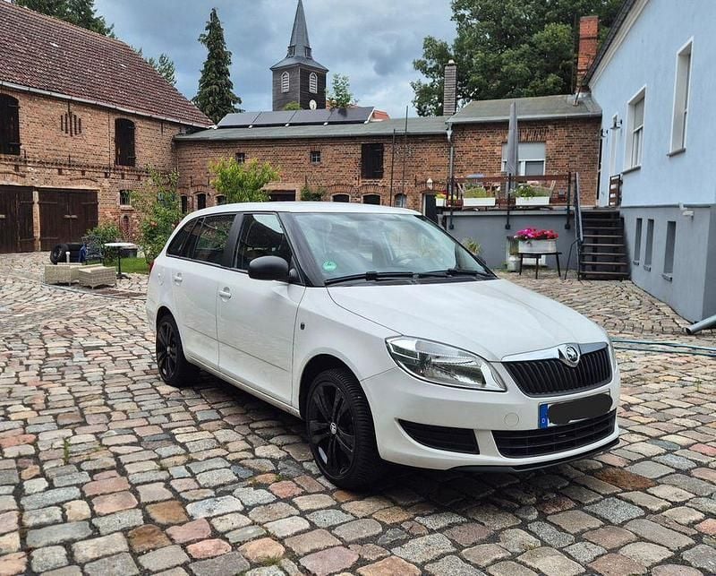 Weiß Gebraucht 2015 Skoda Fabia Best of Kombi | 7.290 € (Guter Preis) - Bild 1/4