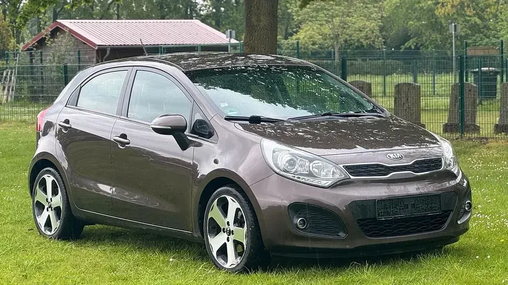 Gebraucht Kia Rio Attract 86 PS (63 kW) 2013 Braun Limousine