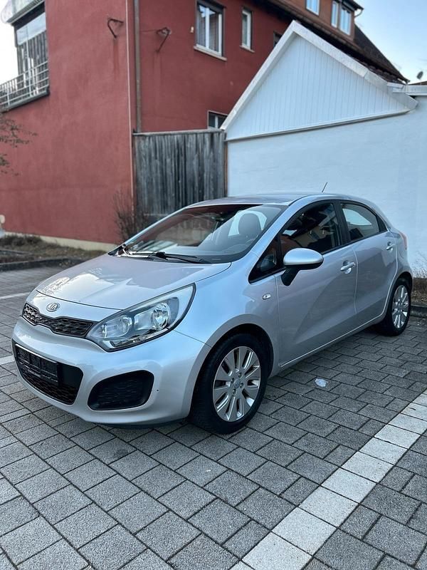 Gebraucht Kia Rio Edition 7 109 PS (80 kW) 2012 Silber Limousine