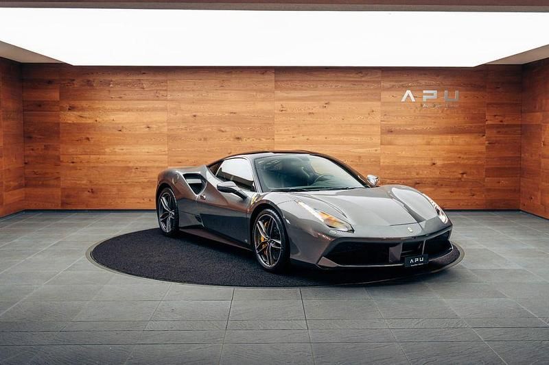 Grau Gebraucht 2018 Ferrari 488 Coupé | 249.800 € - Bild 1/4