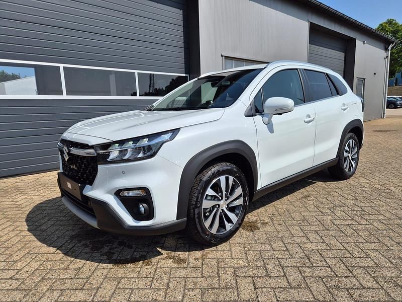 Cool white pearl metallic Neu 2025 Suzuki SX4 S-Cross Comfort+ SUV | 27.579 € (Fairer Preis) - Bild 1/4
