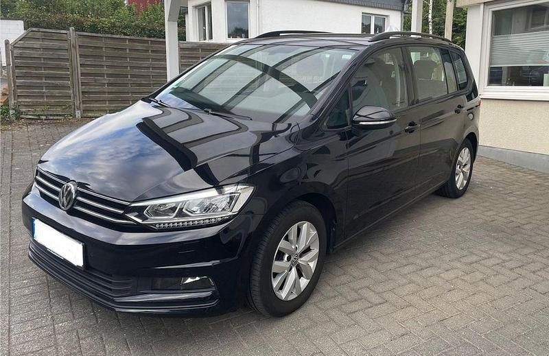 Schwarz Gebraucht 2018 VW Touran Comfortline Van / Kleinbus | 20.499 € (Fairer Preis) - Bild 1/4