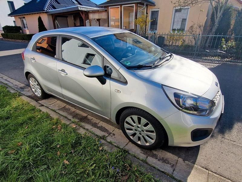Gebraucht Kia Rio Edition 7 109 PS (80 kW) 2012 Silber Limousine