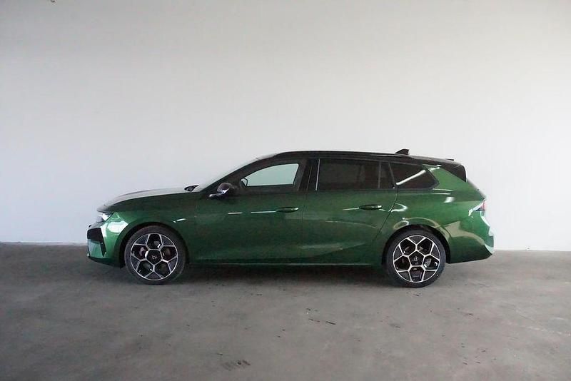 Neu Opel Astra Ultimate 145 PS (106 kW) 2026 Klover grün Kombi