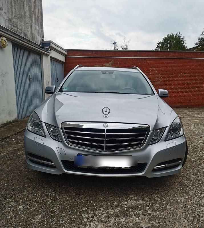 Silber Gebraucht 2012 Mercedes E200 Avantgarde Kombi | 17.100 € (Etwas zu teuer) - Bild 1/4