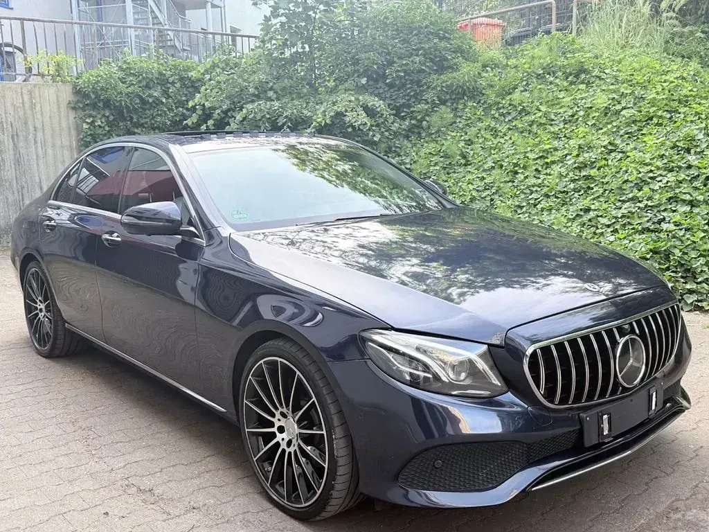 Gebraucht Mercedes E220 AMG 194 PS (142 kW) 2018 Blau Limousine