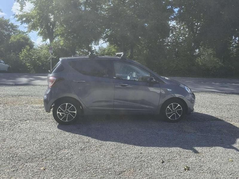 Gebraucht Hyundai i10 Trend 67 PS (49 kW) 2019 Grau Kleinwagen