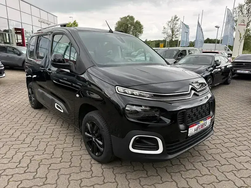 Gebraucht Citroën Berlingo Shine 131 PS (96 kW) 2023 Lackierung schwarz perla nera/ Van / Kleinbus