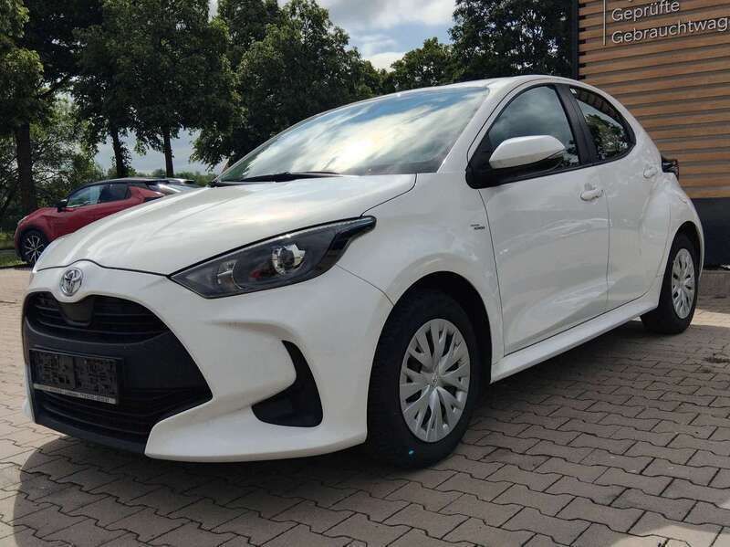 Schneeweiß Gebraucht 2021 Toyota Yaris Comfort Kleinwagen | 13.390 € (Fairer Preis) - Bild 1/4