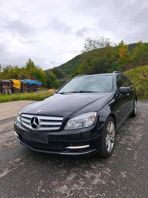 Schwarz Gebraucht 2011 Mercedes 190 Avantgarde Limousine | 4.200 € - Bild 1/4