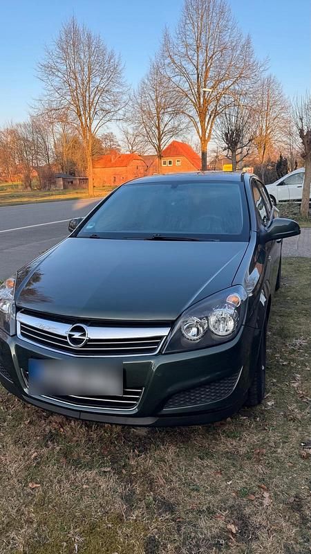 Gebraucht Opel Astra 90 PS (66 kW) 2011 Grün Kleinwagen